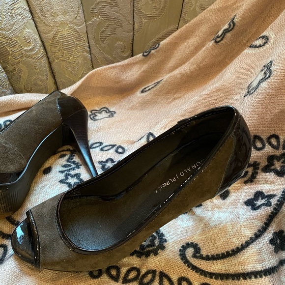 Donald Pliner Pumps  Gorgeous! Like new. Size 8.5 M - Picture 2 of 7